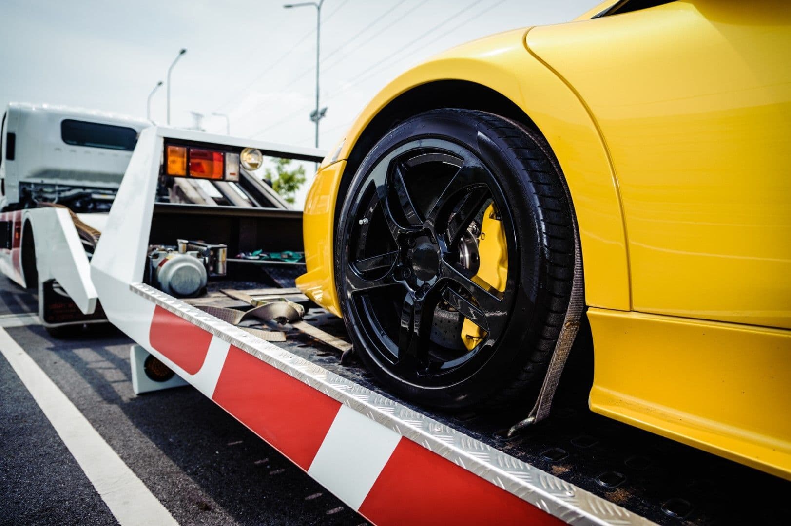 Professional Riverside towing truck providing emergency roadside assistance and towing services in Riverside CA